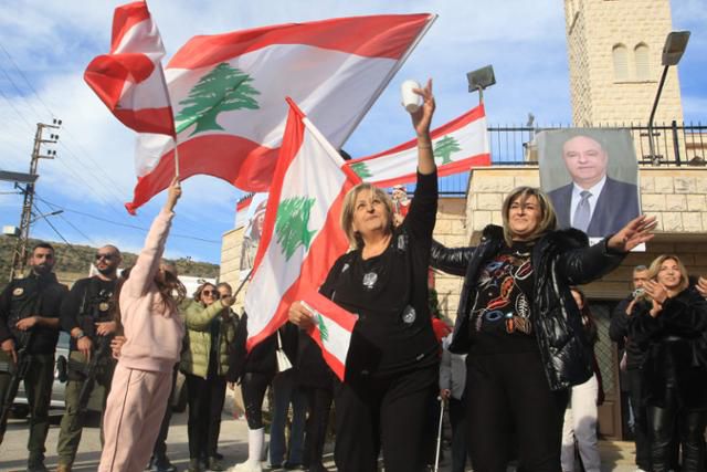 조셉 아운 신임 레바논 대통령의 고향인 남부 아이쉬예시 주민들이 9일 신임 대통령 선출을 축하하기 위해 레바논 국기를 흔들며 춤추고 있다. 아이쉬예(레바논)=AFP 연합뉴스
