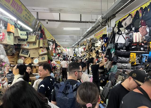 지난해 베트남 다낭에 위치한 유명 전통시장에서 관광객들이 쇼핑을 하고 있다. 다낭=허경주 특파원