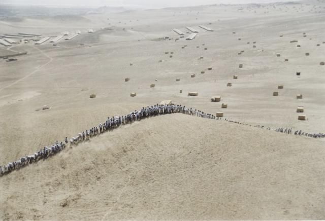 프란시스 알리스의 '신념이 산을 옮길 때(2002년)'. 위키피디아