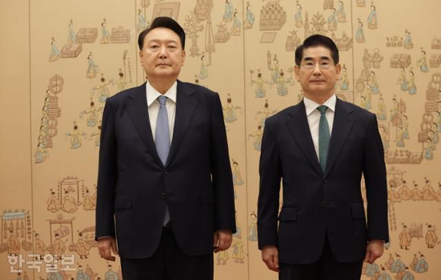 윤석열 대통령이 지난해 9월 6일 서울 용산 대통령실 청사에서 김용현 신임 국방부 장관에게 임명장을 수여하고 있다. 왕태석 선임기자