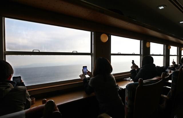 이부스키노 타마테바코 특급관광열차 승객들이 카운터석에서 바다 풍광을 즐기고 있다. ⓒ박준규