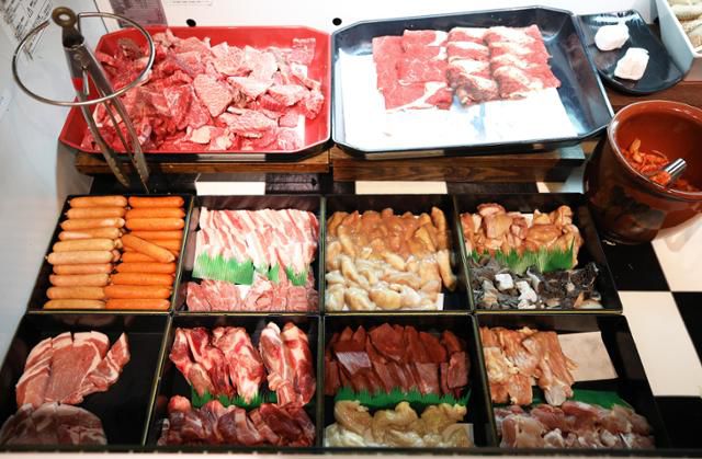 가노야시(鹿屋市)의 신무라축산본점(新村畜産 生肉販売·焼肉本舗)에서 3,850엔짜리 A세트를 주문하면 1시간 반 동안 무제한으로 가고시마 흑우 와규를 비롯해 다양한 요리를 맛볼 수 있다. ⓒ박준규