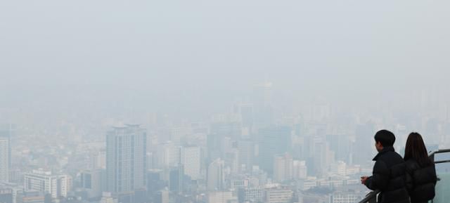 서울 지역에 올해 첫 초미세먼지 주의보가 발령된 20일 서울 남산에서 바라본 서울 시내가 뿌옇게 보이고 있다. 뉴시스