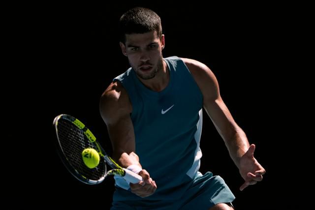 카를로스 알카라스가 17일 호주 멜버른의 로드 레이버 아레나에서 열린 호주오픈 남자 단식 3회전에서 누누 보르즈스의 공을 받아 넘기고 있다. 멜버른=AP 뉴시스