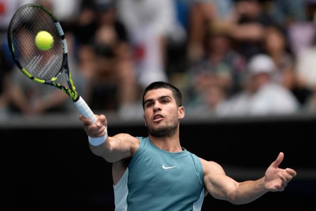 카를로스 알카라스가 15일 호주 멜버른의 마거릿 코트 아레나에서 열린 호주오픈 남자 단식 2회전에서 니시오카 요시히토와 경기하고 있다. 멜버른=AP 뉴시스