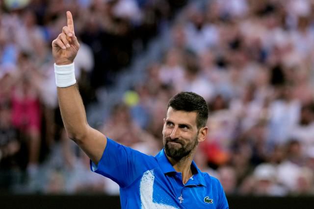 노바크 조코비치가 19일 호주 멜버른의 로드 레이버 아레나에서 열린 호주오픈 남자 단식 16강전 이르지 레헤치카와 경기를 마치고 관중석을 향해 손가락을 들어올리고 있다. 멜버른=AP 뉴시스