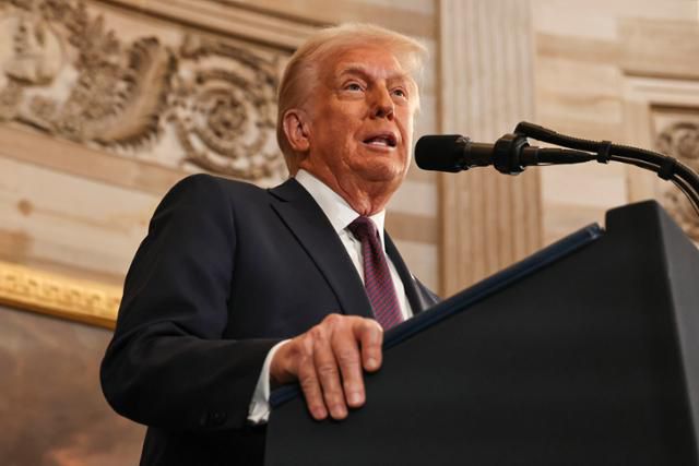 도널드 트럼프 미국 대통령이 20일 미 연방의회 의사당 로툰다 홀에서 제47대 대통령 취임 선서를 마친 후 취임사를 하고 있다. 워싱턴=AP 뉴시스