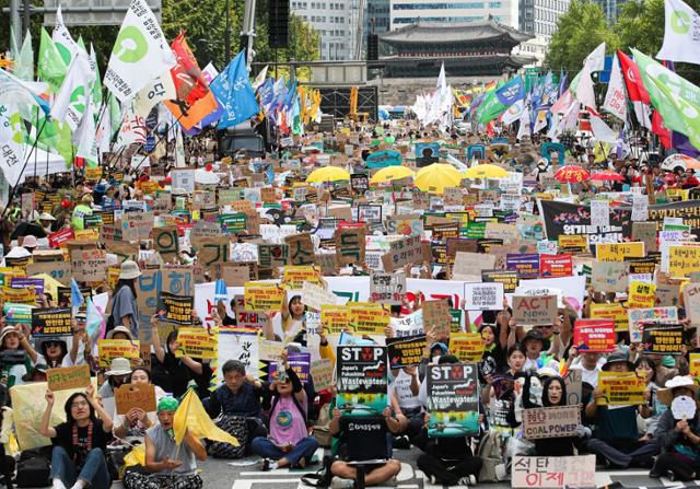 2023년 9월 23일 오후 서울 중구 시청역 인근에서 열린 9·23 기후정의행진에서 참가자들이 '석탄 발전 이제 그만' 등 탄소중립을 요구하는 팻말을 들고 있다. 뉴시스