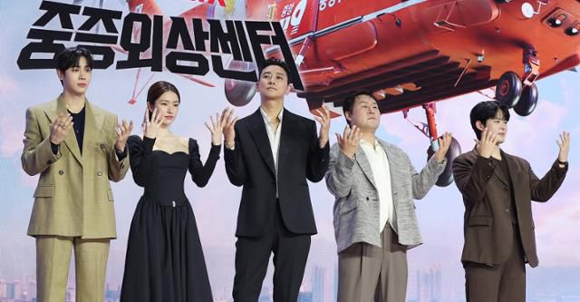 배우 추영우(왼쪽부터) 하영 주지훈 윤경호 정재광이 21일 오전 서울 강남구 그랜드 인터컨티넨탈 서울 파르나스에서 열린 넷플릭스 오리지널 시리즈 ‘중증외상센터’ 제작발표회에 참석해 포즈를 취하고 있다. 뉴스1