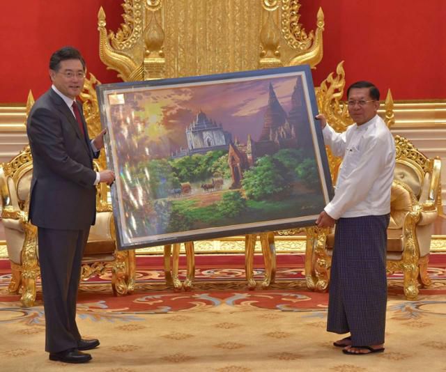 미얀마 군부 수장인 민 아웅 흘라잉(오른쪽) 군부 최고사령관이 2023년 5월 미얀마 네피도를 찾은 친강 당시 중국 외교부장에게 선물을 증정하고 있다. 미얀마 군사정보국 제공