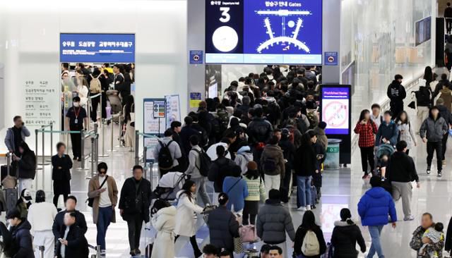 성탄절 연휴와 연말을 앞둔 지난해 12월 23일 인천국제공항 제1터미널 출국장이 여행객들로 붐비고 있다. 뉴시스