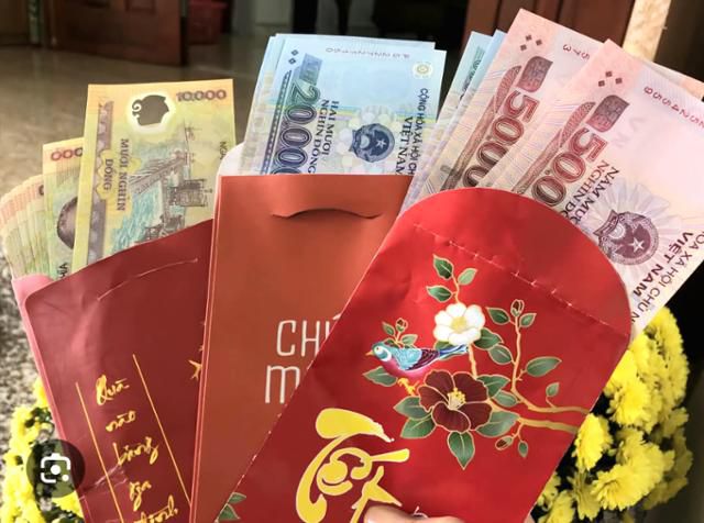 음력설을 앞두고 복을 기원하는 빨간색 봉투에 베트남 지폐가 담겨 있다. 하노이=허경주 특파원