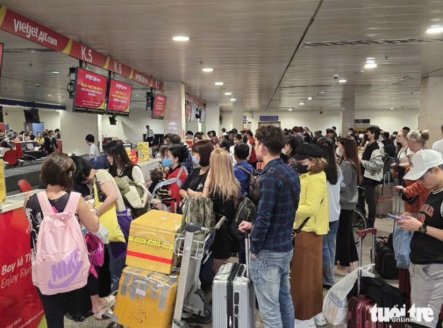 베트남 호찌민 떤선녓 국제공항 국내선에 국내 여행을 떠나는 현지인과 관광객이 모여 있다. 뚜오이쩨 캡처