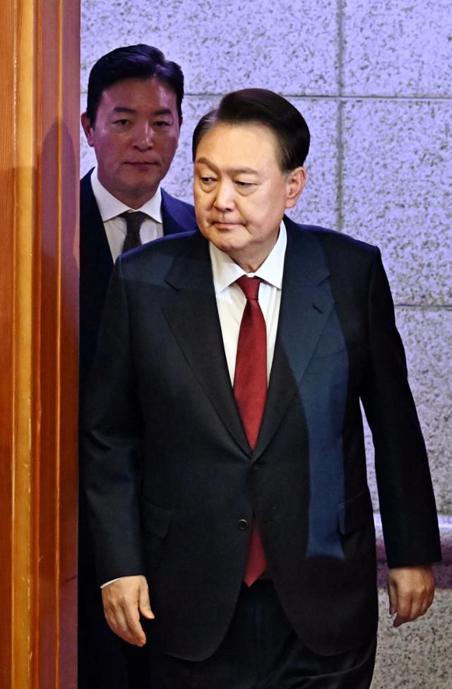 대통령경호처에서 경호관들을 윤석열 대통령 사적 업무에 동원했다는 의혹에 대해 직장갑질119는 전형적인 직장 내 괴롭힘이라고 비판했다. 사진은 내란 우두머리 혐의로 구속된 윤 대통령이 23일 오후 서울 종로구 헌법재판소에서 열린 탄핵 심판 4차 변론기일에 출석하는 모습. 사진공동취재단