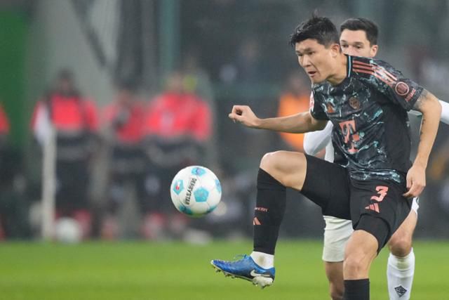 바이에른 뮌헨의 김민재가 12일(한국시간) 독일 묀헨글라트바흐의 보루시아 파크에서 열린 2024~25 독일 분데스리가 16라운드 묀헨글라트바흐와 경기 중 공을 다루고 있다. 묀헨글라트바흐=AP 뉴시스