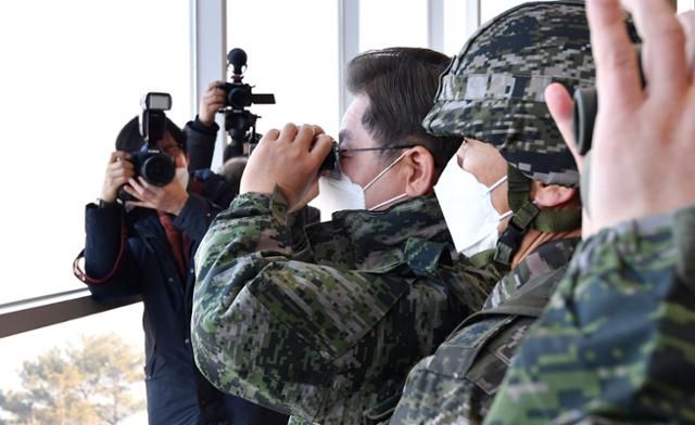 이재명 더불어민주당 대선 후보가 지난달 28일 오전 경기도 김포 해병대 2사단을 방문해 쌍안경을 통해 북한 지역을 바라보고 있다.오대근 기자