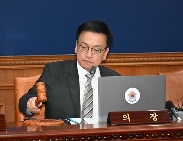 최상목 대통령 권한대행 부총리 겸 기획재정부 장관이 지난달 31일 서울 종로구 정부서울청사에서 열린 제4회 국무회의에서 의사봉을 두드리고 있다. 기획재정부 제공