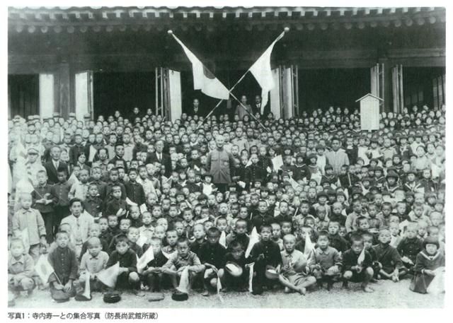 일본 내 조선관 앞에서 미야노 지역 사람들이 찍은 단체 사진. 선원전 현판은 1951년 조선관이 폭풍우로 무너진 현장에서 극적으로 회수됐다. 보초 쇼부칸의 데라우치 마사타케 자료집· 김성연씨 제공