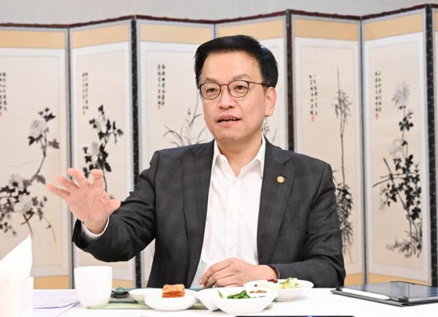 최상목 대통령 권한대행 부총리 겸 기획재정부 장관이 3일 정부서울청사에서 열린 수출기업 오찬간담회에서 머리발언을 하고 있다. 기획재정부 제공