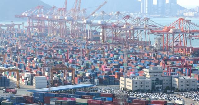 3일 오전 부산항 신선대부두에 수출입 화물이 쌓여있는 모습. 연합뉴스