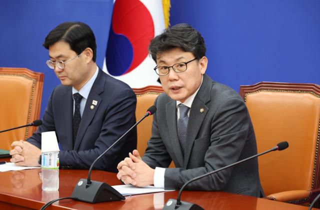 진성준 더불어민주당 정책위의장이 6일 국회에서 열린 정책현안 기자간담회에서 발언하고 있다. 연합뉴스