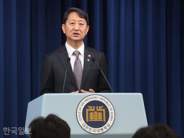 안덕근 산업통상자원부 장관이 지난해 6월 3일 오전 서울 용산 대통령실 청사 브리핑실에서 열린 국정브리핑에서 윤석열 대통령의 발언 뒤 동해 석유·가스 매장 관련 추가 설명을 하고 있다. 서재훈 기자