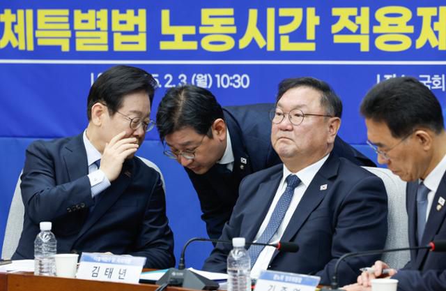 이재명 더불어민주당 대표가 3일 국회에서 열린 민주당 정책 디베이트 Ⅲ 행복하고 정의로운 대한민국, 반도체특별법 노동시간 적용 제외 어떻게?에 참석해 김태선 의원을 향해 귀엣말을 하고 있다. 뉴스1