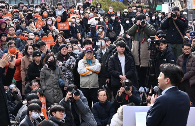 이준석 개혁신당 의원이 2일 홍대레드로드버스킹거리에서 열린 현안 관련 기자회견에서 발언하고 있다. 고영권 기자