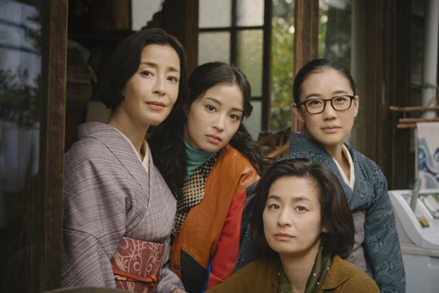 네 자매는 성격도 가치관도 제각각이다. 같은 부모 아래에서 자랐다고 하나 각자 자신의 방식으로 삶을 꾸려간다. 넷플릭스 제공