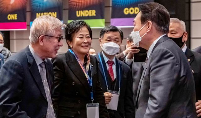 애니 챈 한국보수주의연합(KCPAC) 회장이 2022년 1월 서울 용산구 그랜드하얏트호텔에서 열린 '대한민국 바로 세우기' 신년 하례회에 참석해 윤석열 당시 대선후보와 인사하고 있다. KCPAC 홈페이지 캡처