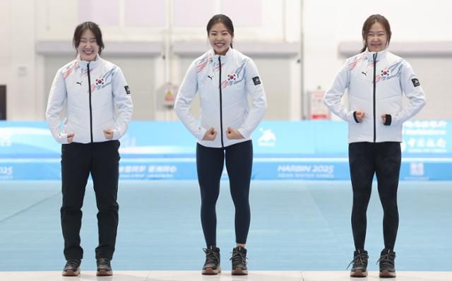 스피드스케이팅 대표팀 김민지(왼쪽부터) 이나현 김민선이 9일 중국 하얼빈 헤이룽장 빙상훈련센터 스피드스케이팅 오벌에서 열린 여자 팀 스프린트 시상식에서 시상대 맨 위에 올라 포즈를 취하고 있다.하얼빈=연합뉴스