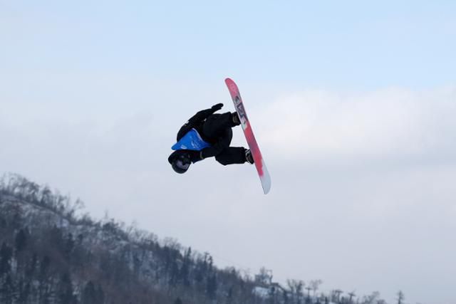 이채운이 8일 열린 2025 하얼빈 동계아시안게임 남자 스노보드 슬로프스타일 경기 중 연기를 하고 있다. 하얼빈=로이터 연합뉴스