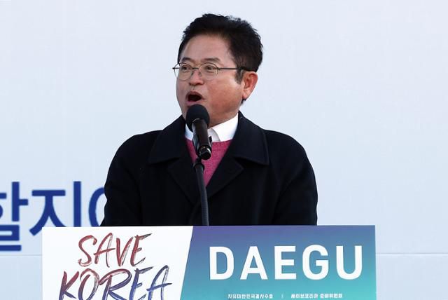 이철우 경북지사가 8일 오후 동대구역 광장에서 열린 국가비상기도회를 방문했다. 세이브코리아 주최로 열린 이날 기도회에서는 윤석열 대통령 탄핵 반대와 석방을 촉구했다.연합뉴스
