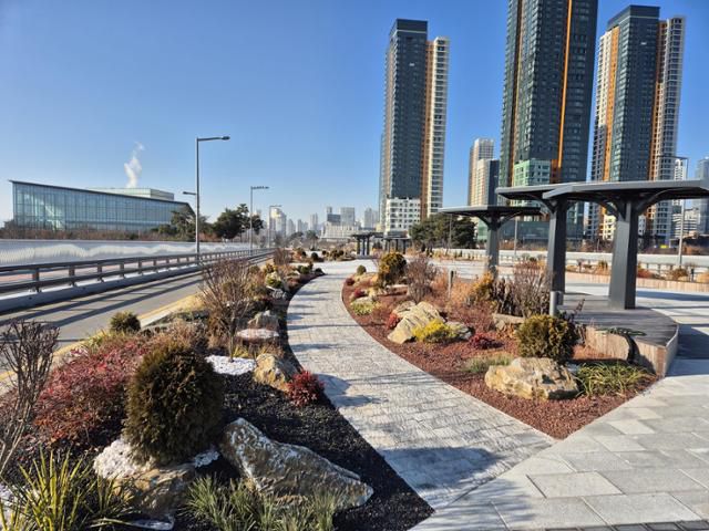 10일 개통된 도시상징광장 2단계 구간. 나성동에서 중앙호수공원이 보행로로 바로 연결된다. 행복청 제공