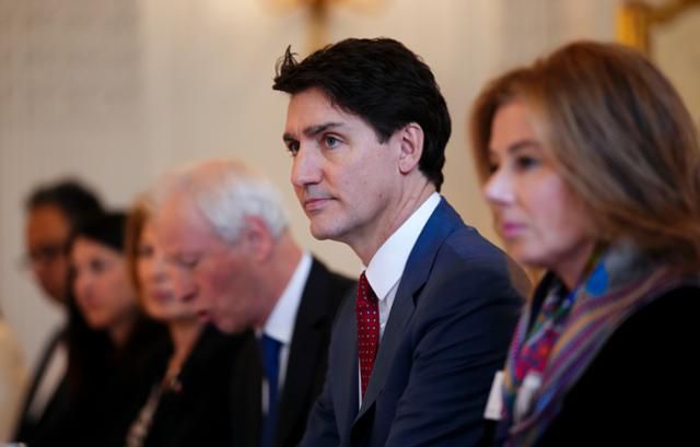 쥐스탱 트뤼도(오른쪽 두 번째) 캐나다 총리가 9일 프랑스 파리에서 인공지능 인프라 관련 원탁회의에 참석하고 있다. 파리=AP 연합뉴스