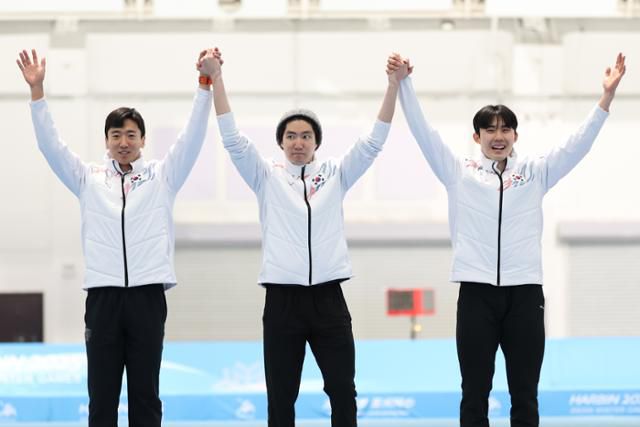 2025 하얼빈 동계아시안게임 스피드스케이팅 남자 팀 스프린트에서 은메달을 수확한 김준호(왼쪽부터) 차민규 조상혁이 시상식에서 양팔을 높이 들고 기뻐하고 있다. 하얼빈=뉴스1