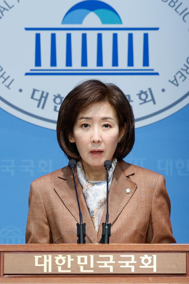 나경원 의원을 비롯한 ‘국민의힘 돌아온 초심 의원들‘이 10일 서울 여의도 국회 소통관에서 제왕적 국회가 국가적 비극을 초래했다며 민주당을 향해 법제사법위원장직 반환 및 국회 정상화를 촉구하고 있다. 뉴스1