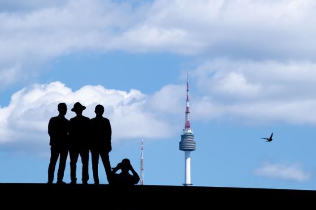 환경부는 지난해 초미세먼지 연평균 농도가 역대 최저치를 기록했다고 밝혔다. 사진은 지난해 8월 29일 서울 용산구 국립중앙박물관에서 바라본 하늘 모습. 임은재 인턴기자