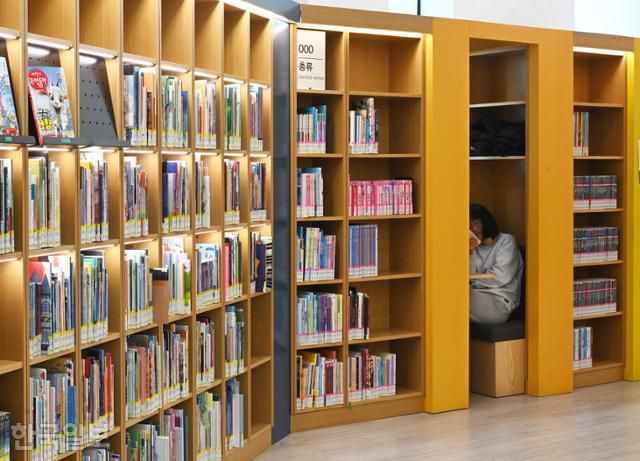 꽃심도서관에는 책장 사이 숨어서 쉬거나 독서할 공간이 곳곳에 마련돼 있다.