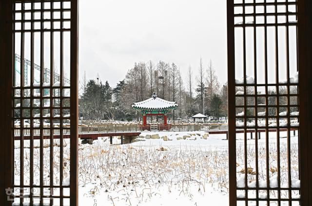 전통 창살의 멋스러움을 더한 덕진공원의 포토존.