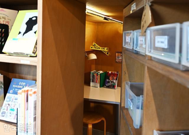꽃심도서관의 12~16세 전용 '우주로1216'. 회전문 형식의 책장을 밀면 비밀의 공간이 나타난다.