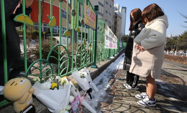 지난 10일 대전 서구 한 초등학교에서 1학년 김하늘양이 교사에 의해 흉기에 찔려 사망하는 사고가 발생했다. 11일 범행이 발생한 학교에서 같은 학교 학생들이 김하늘양을 추모하고 있다. 뉴스1