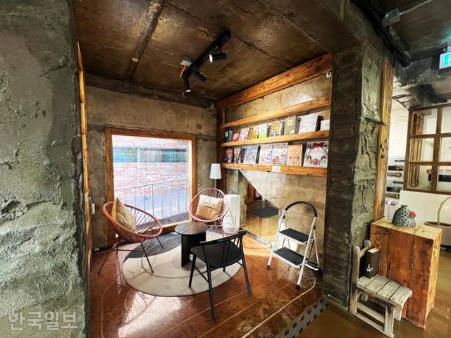 카페 같은 분위기의 서학예술마을도서관.