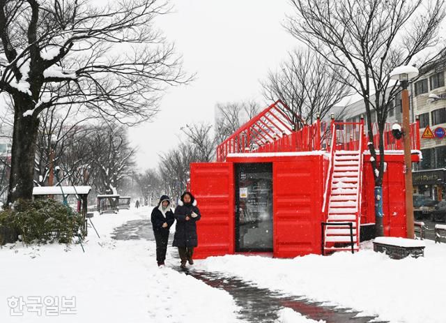 전주역에서 가까운 첫마중길여행자도서관. 도로관리용 자재창고였던 컨테이너를 활용했다.