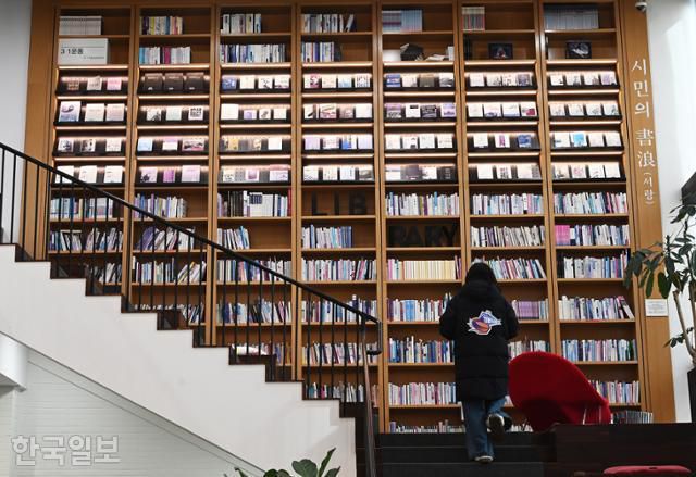 꽃심도서관의 벽면 서고.