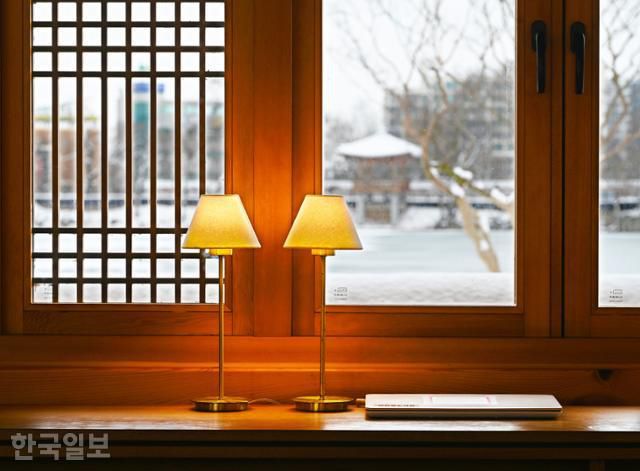 연화정도서관 창문으로 덕진공원의 계절 풍경이 담긴다.