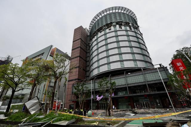 대만 중부 타이중의 신콩 미츠코시 백화점 12층 푸드코트에서 13일 가스 폭발로 추정되는 폭발사고가 발생해 최소 5명이 사망한 가운데 건물 잔해가 쏟아져 있는 사고 현장이 통제된 채 경찰들이 수습작업을 하고 있다. 타이중=EPA 연합뉴스