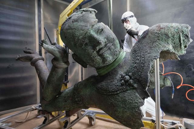 프랑스 서부 낭트의 한 연구소에서 12일 유물 복원 관계자가 오는 4월 파리의 국립 기메 동양 박물관에서 전시할 비슈누 흉상 복원 작업을 하고 있다. 영원의 바다에 누워 있는 힌두교 신 비슈누를 묘사한 흉상은 캄보디아 국립 박물관 소장품의 일부인 11세기 조각상으로 오는 4월 30일부터 9월 8일까지 파리 국립 기메 동양 박물관에서 전시 후 캄보디아 국립박물관으로 돌아갈 예정이다. 낭트=AFP 연합뉴스