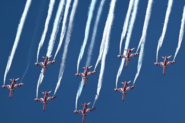 인도 벵갈루루의 옐라항카 공군기지에서 12일 군사 항공 전시회 '에어로 인디아 2025'가 열리고 있는 가운데 인도 공군 수리아키란 곡예비행단이 곡예비행을 선보이고 있다. 벵갈루루=AFP 연합뉴스