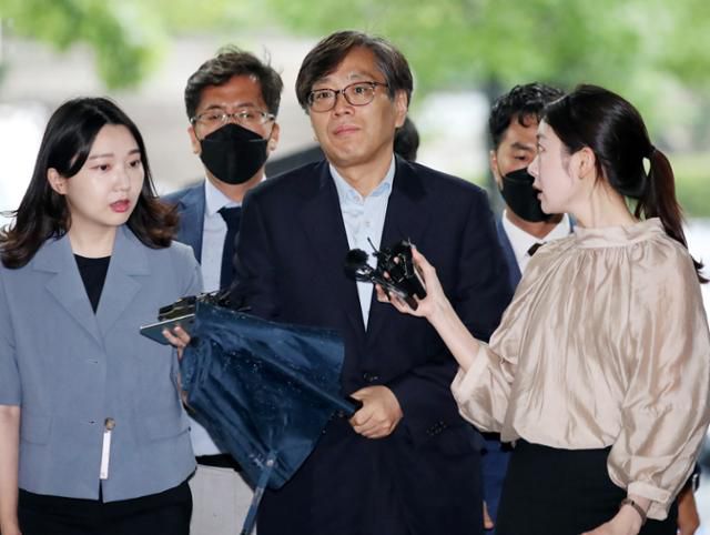 2023년 6월 29일 대장동 민간 개발업자들을 돕는 대가로 금품을 수수했다는 의혹을 받는 양재식 변호사(전 특검보)가 서울 서초구 서울중앙지법에서 열린 구속 전 피의자 심문(영장심사)을 받기 위해 법정으로 향하고 있다. 뉴시스